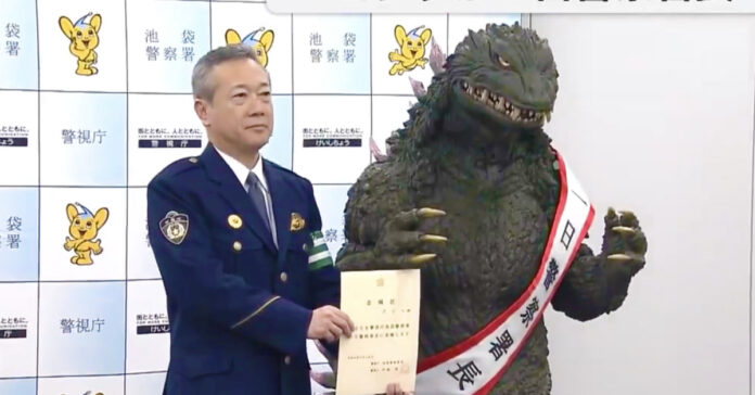 Godzilla fue nombrado como jefe de la estación de policía de Tokio por un día